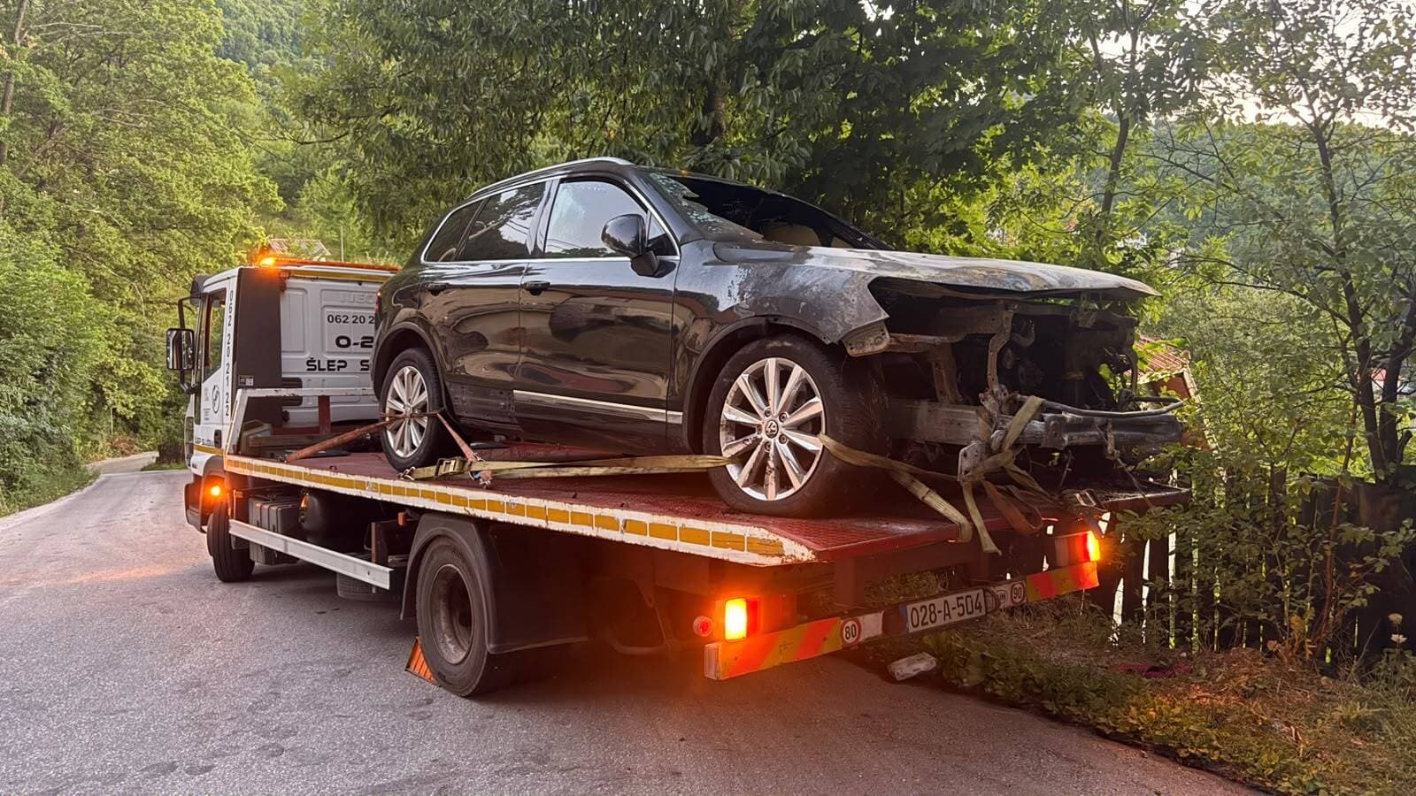 Izvlačenje oštećenog vozila nakon nezgode na seoskom putu