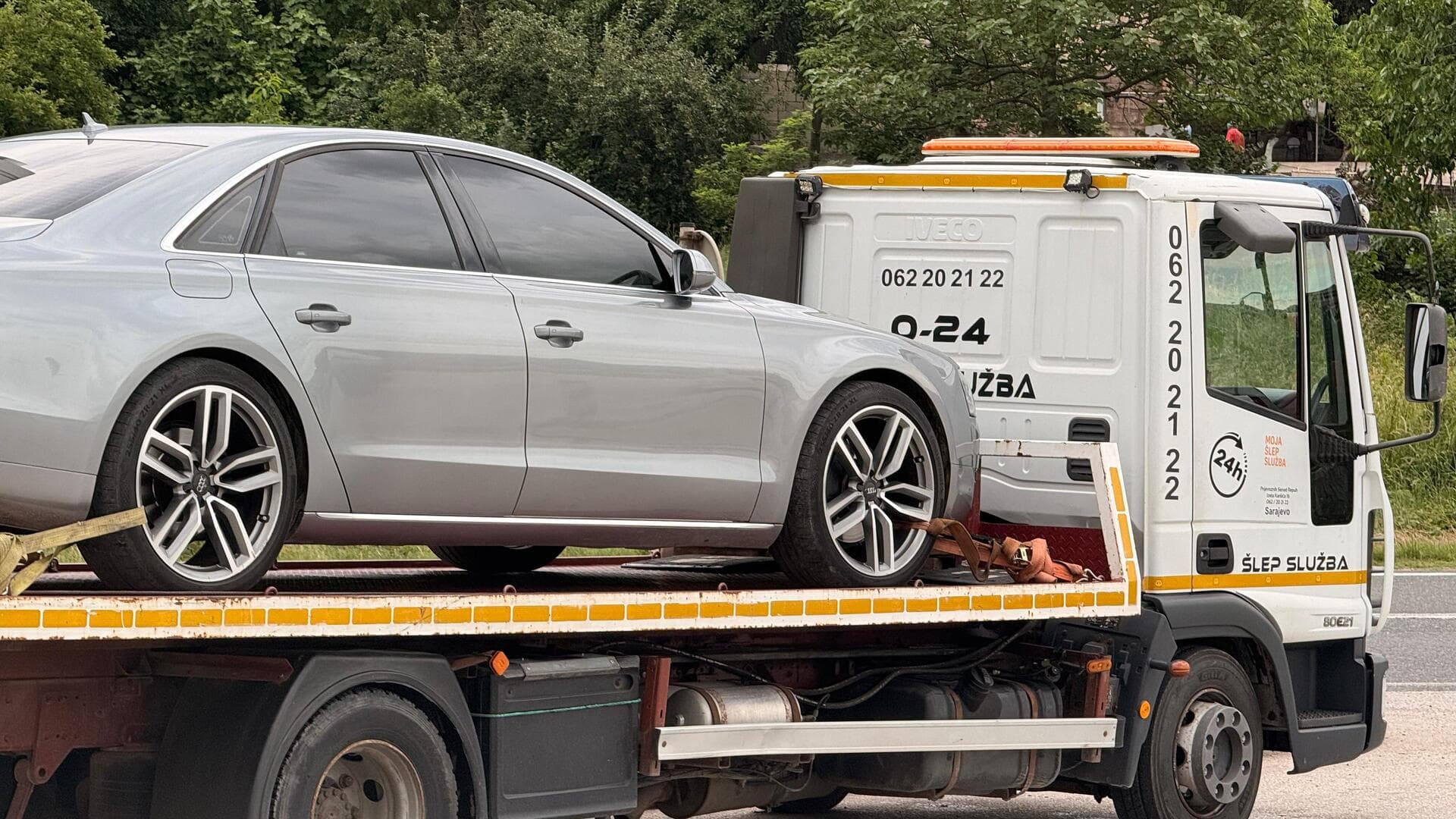 Šlep vozilo Moja Šlep Služba prevozi Audi A8 na ravnoj platformi u Sarajevu