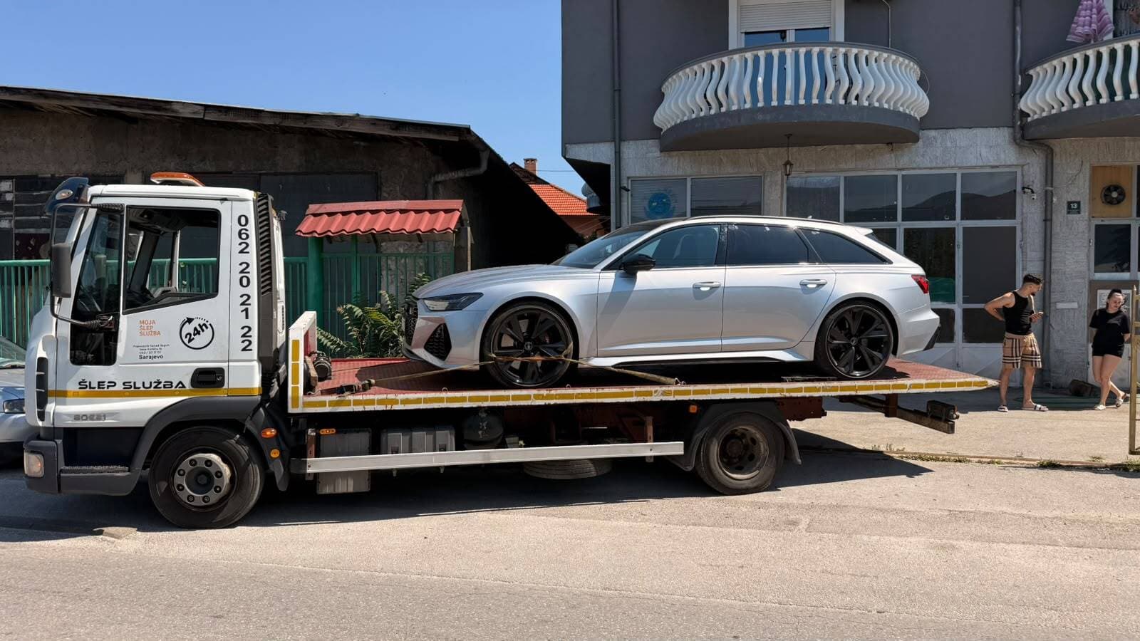Šlep vozilo Moja Šlep Služba prevozi Audi RS6 u naselju u Sarajevu