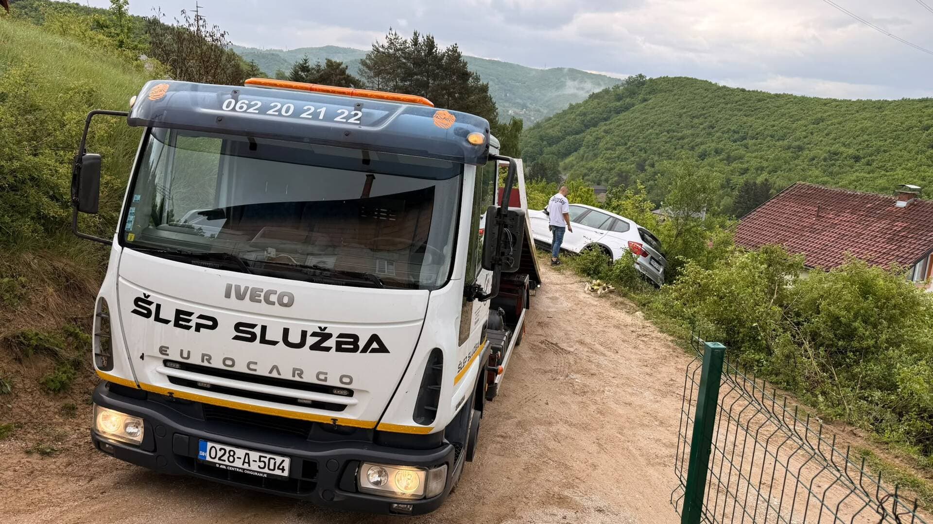 Utovar vozila na platformu šlepera u Sarajevu